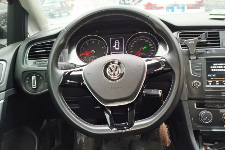 Used Volkswagen Golf 2017 1.6L Automatic Comfort Million-Vehicle Anniversary Edition
