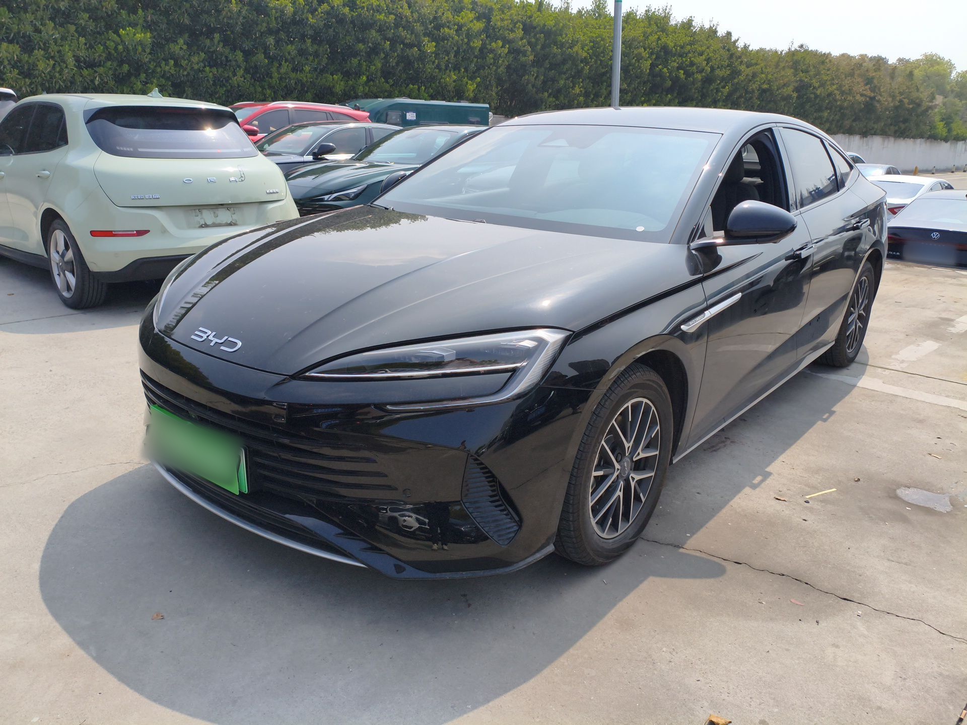 Под передней частью автомобиля