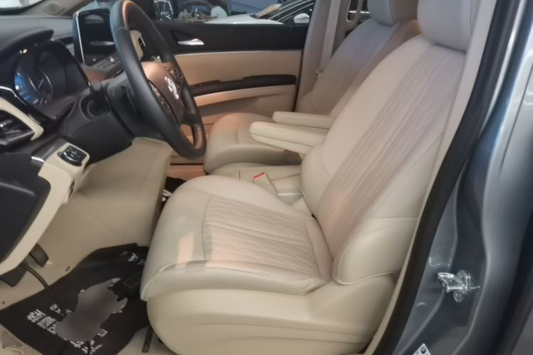 Used Buick GL8 2023 Facelifted Land Cruiser Executive Luxury Version