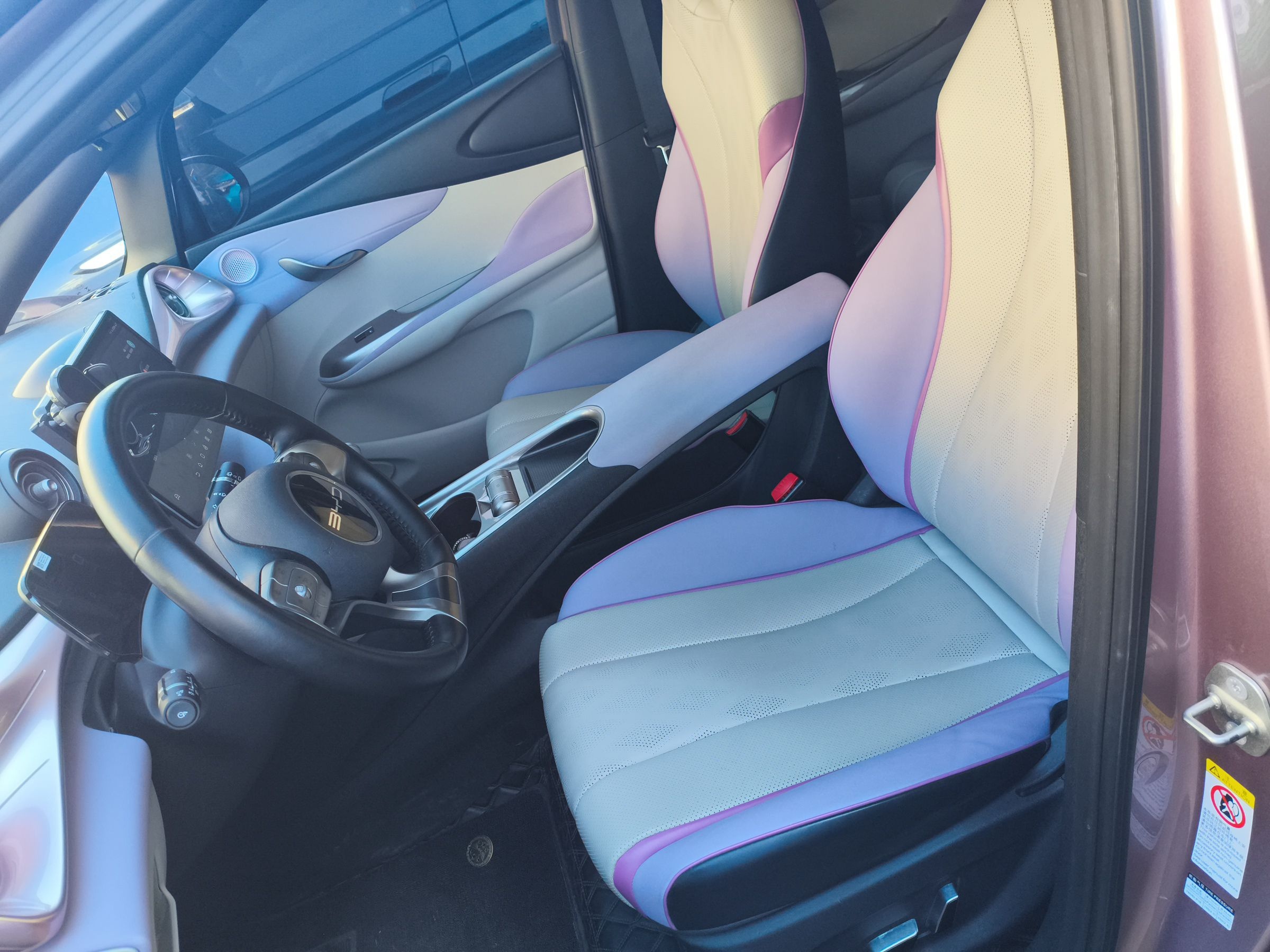 المقاعد الأمامية داخل السيارة