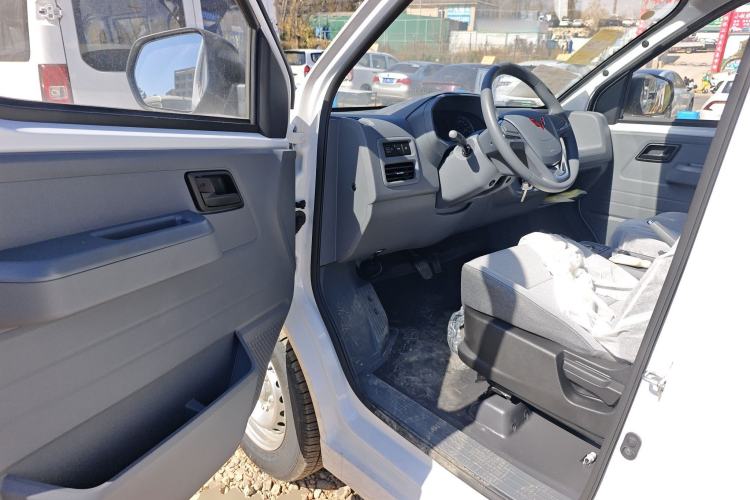 Used Wuling Yangguang 2024 300KM Comfort Version Passenger Van 75kW Interior 3