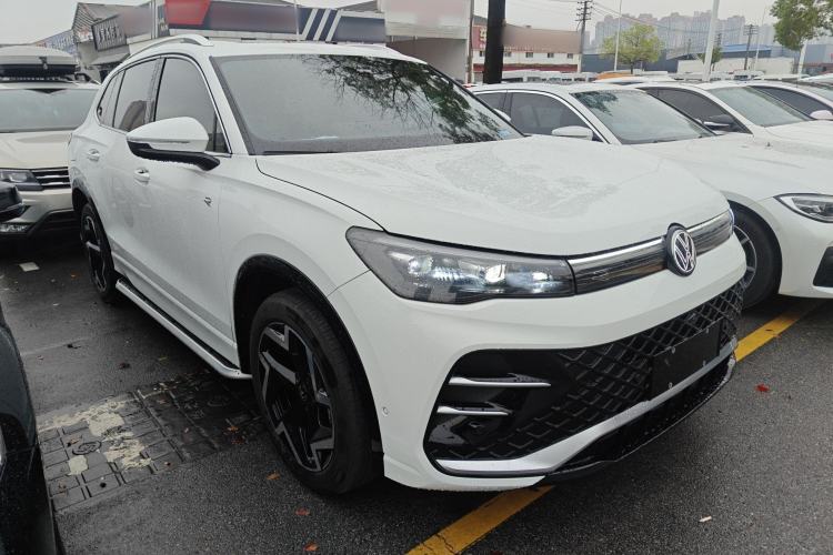 Used Volkswagen Tiguan L 2024 PRO 330TSI Two-Wheel Drive R-Line Smart Edition Front Right 45 Deg