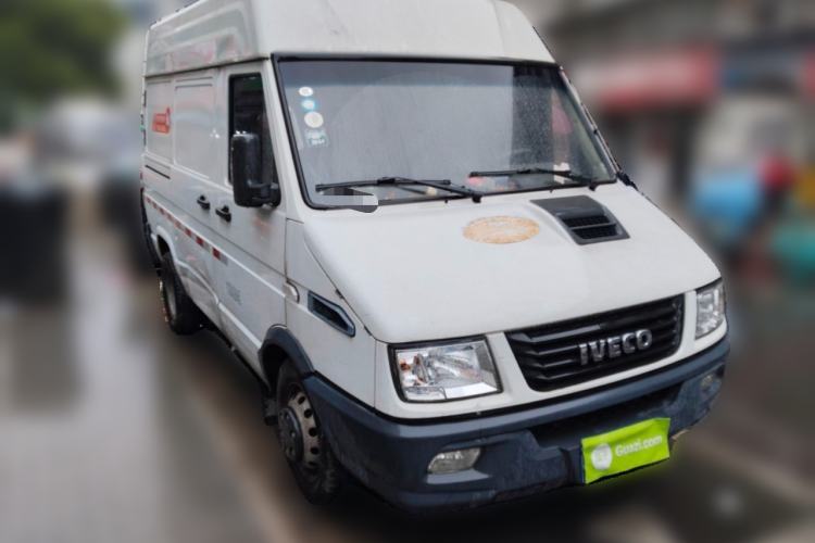 Used Iveco Daily 2021 2.8T V35 VAN厢式 Delivery Van 3-Seater Short Wheelbase Mid-Roof Design with Dual Tires and Side Sliding Doors
