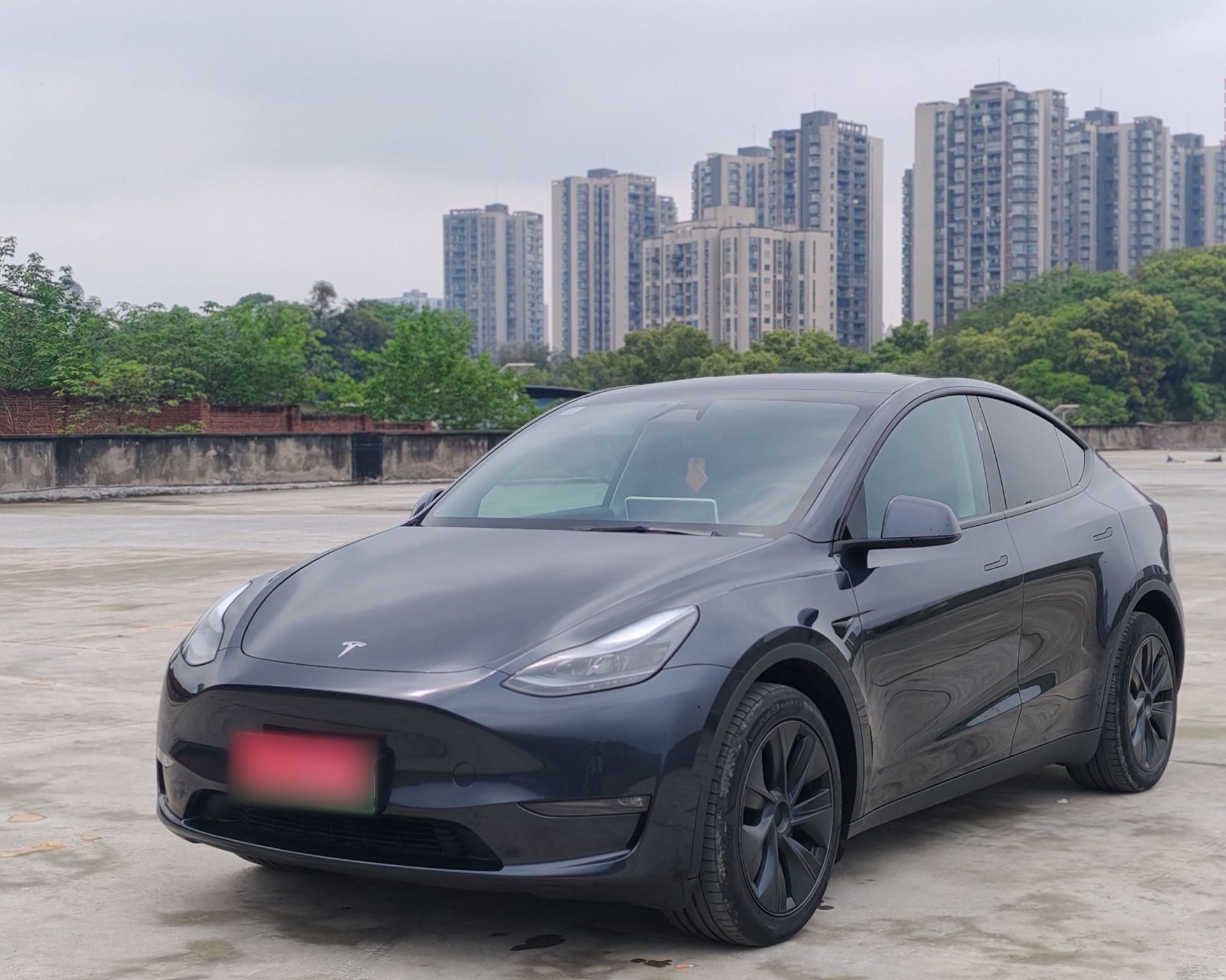 Под передней частью автомобиля