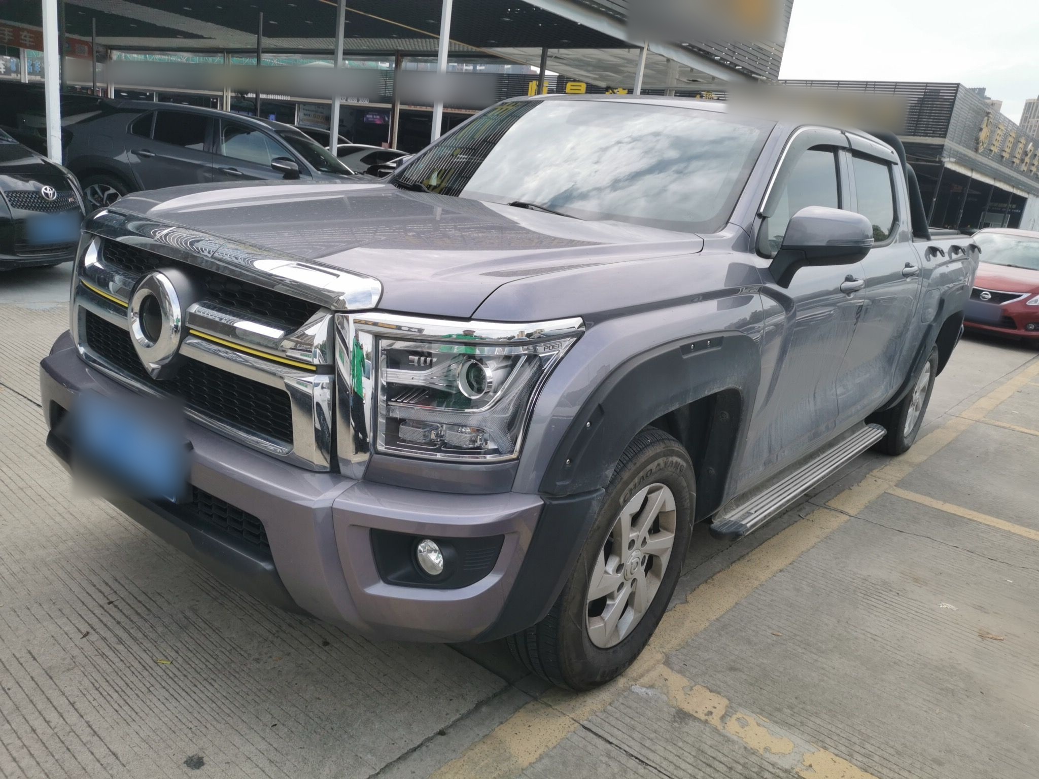 Под передней частью автомобиля