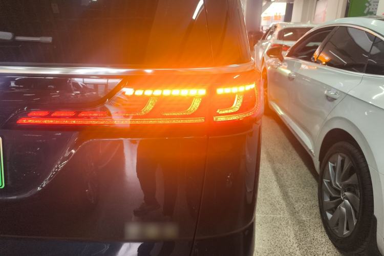 Used VOYAH Dream 2025 PHEV Four-Wheel Drive Prestige Kunpeng Edition Right Rear Taillight