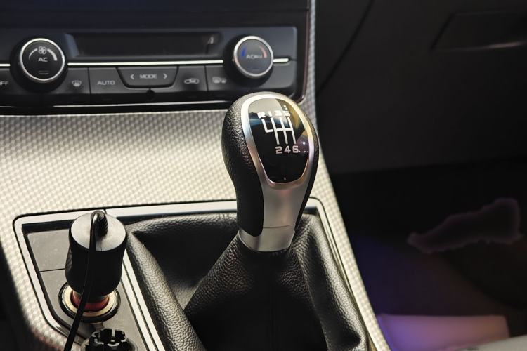 Used Geely Auto Emgrand GS 2016 Elegant Edition 1.8L Manual LingShang Model Gear Lever