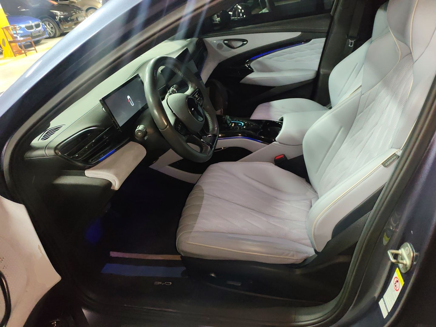 المقاعد الأمامية داخل السيارة