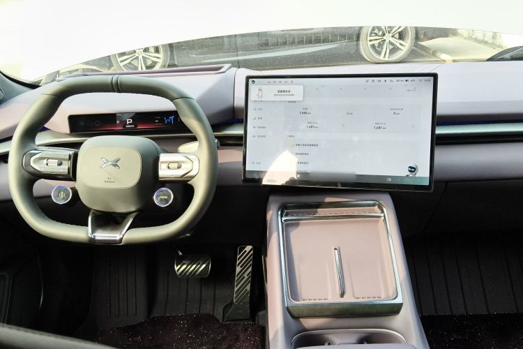 Used XPeng P7 2025 Model—702 Long Range Ultra Center Console