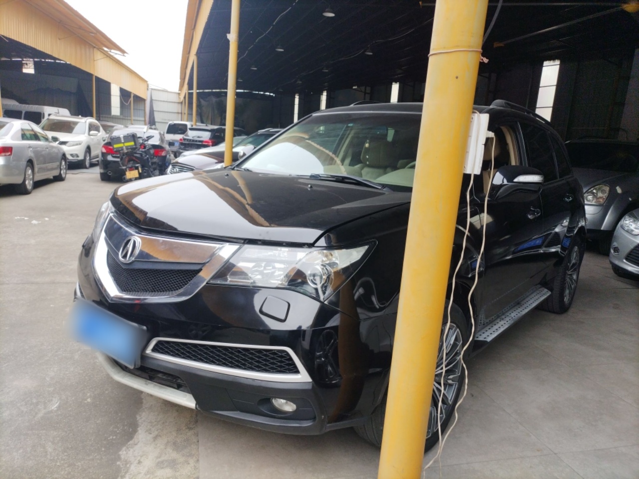 تحت مقدمة السيارة