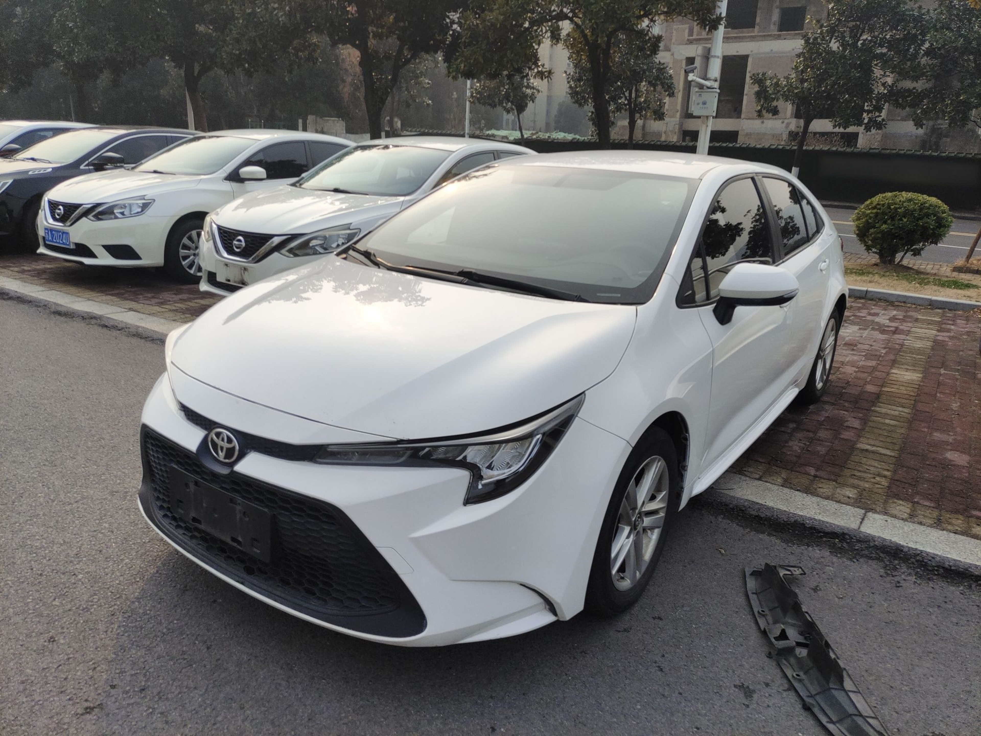 Под передней частью автомобиля