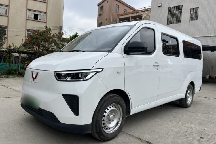 Used Wuling Yangguang 2024 300KM Comfort Version Passenger Van 75kW
