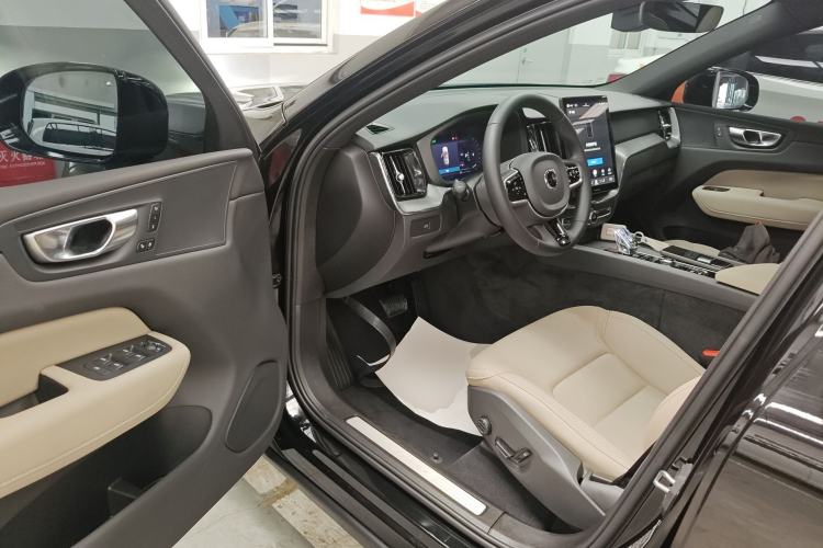 Used Volvo XC60 2026 B5 4x4 Smart Luxury Edition Driver Seat