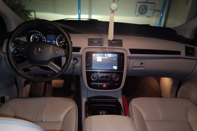 Used Mercedes-Benz R-Class 2014 R 400 4MATIC Business Model Center Console