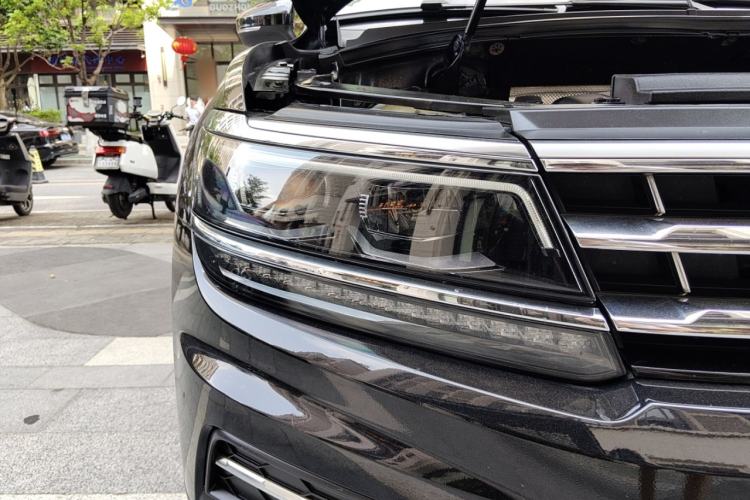 Used Volkswagen Tiguan L 2017 380TSI Automatic All-Wheel-Drive Luxury Edition Right Front Headlight