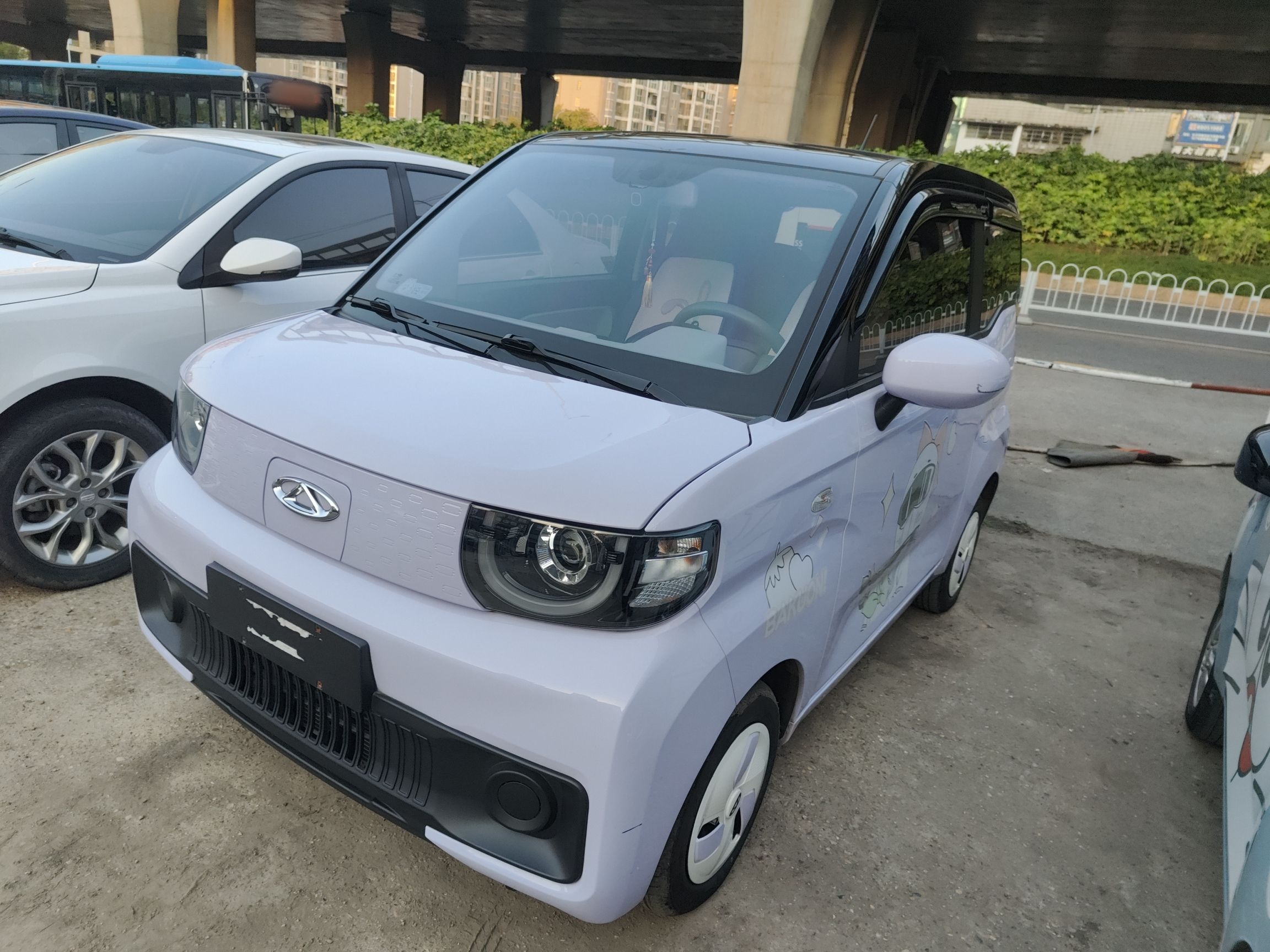 Под передней частью автомобиля