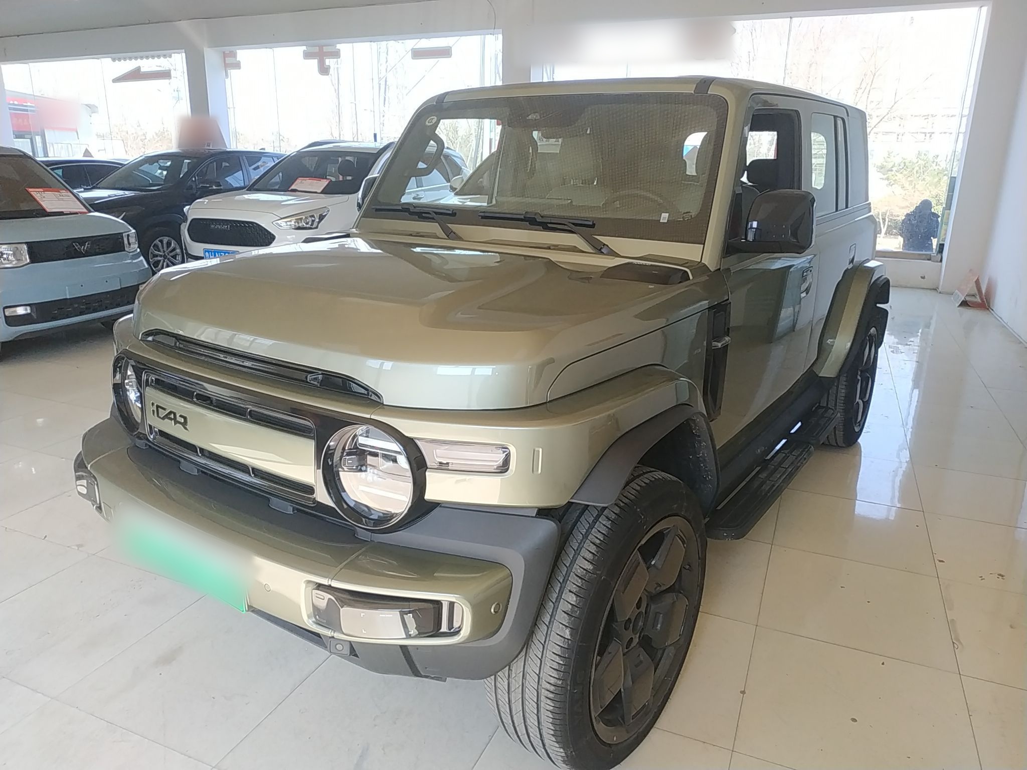 تحت مقدمة السيارة