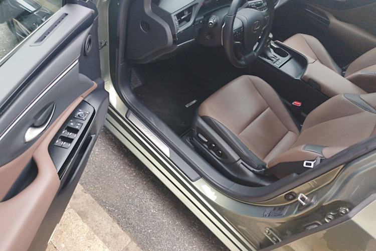 Used Lexus ES 2022 300h Deluxe Edition Driver Seat