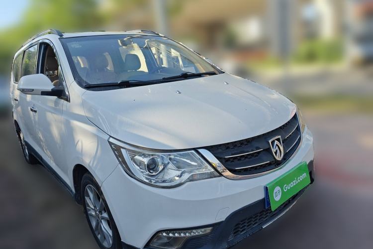 Used Baojun 730 2014 1.5L manual luxury trim 7 seats Front Right 45 Deg