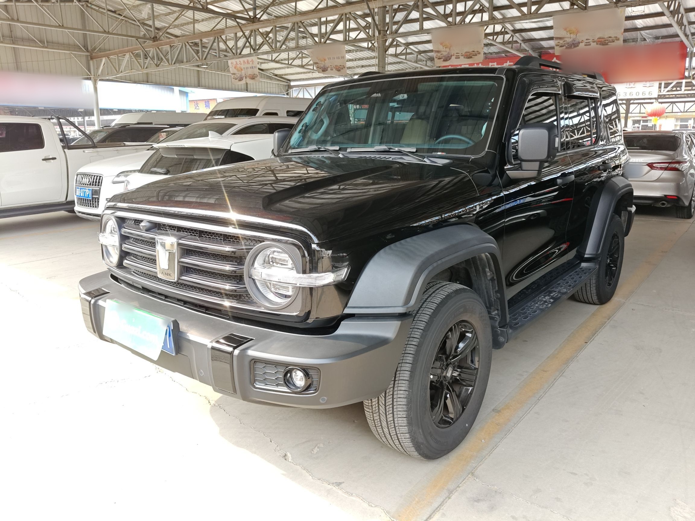 تحت مقدمة السيارة