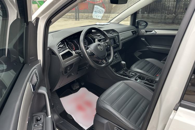 Used Volkswagen Touran 2016 Volkswagen Touran L 280TSI DSG Comfort Edition Interior 2
