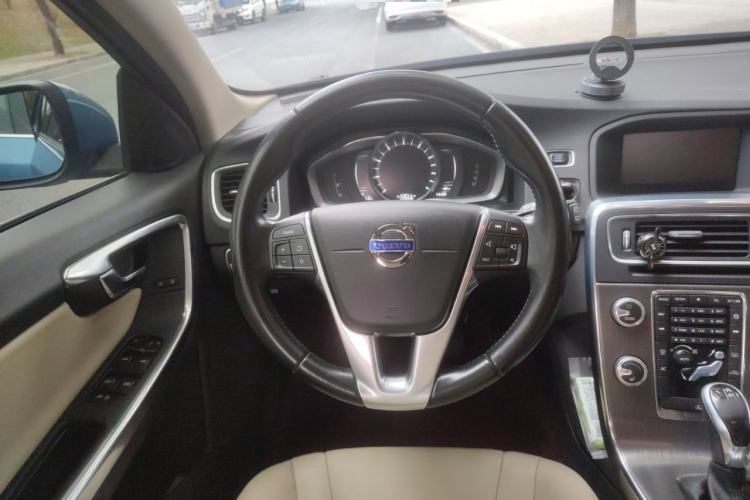 Used Volvo V60 2015 T5 Zhiyi Edition
