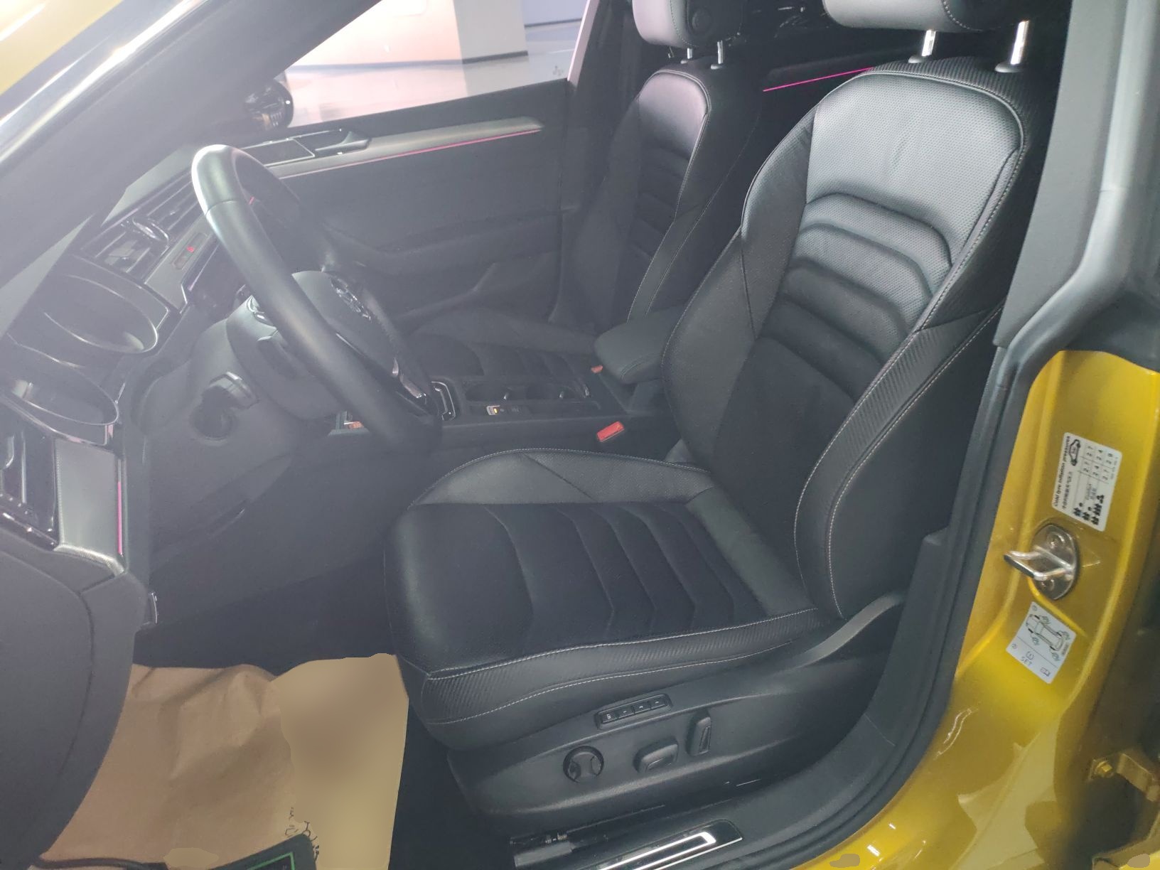 Переднее сиденье в автомобиле