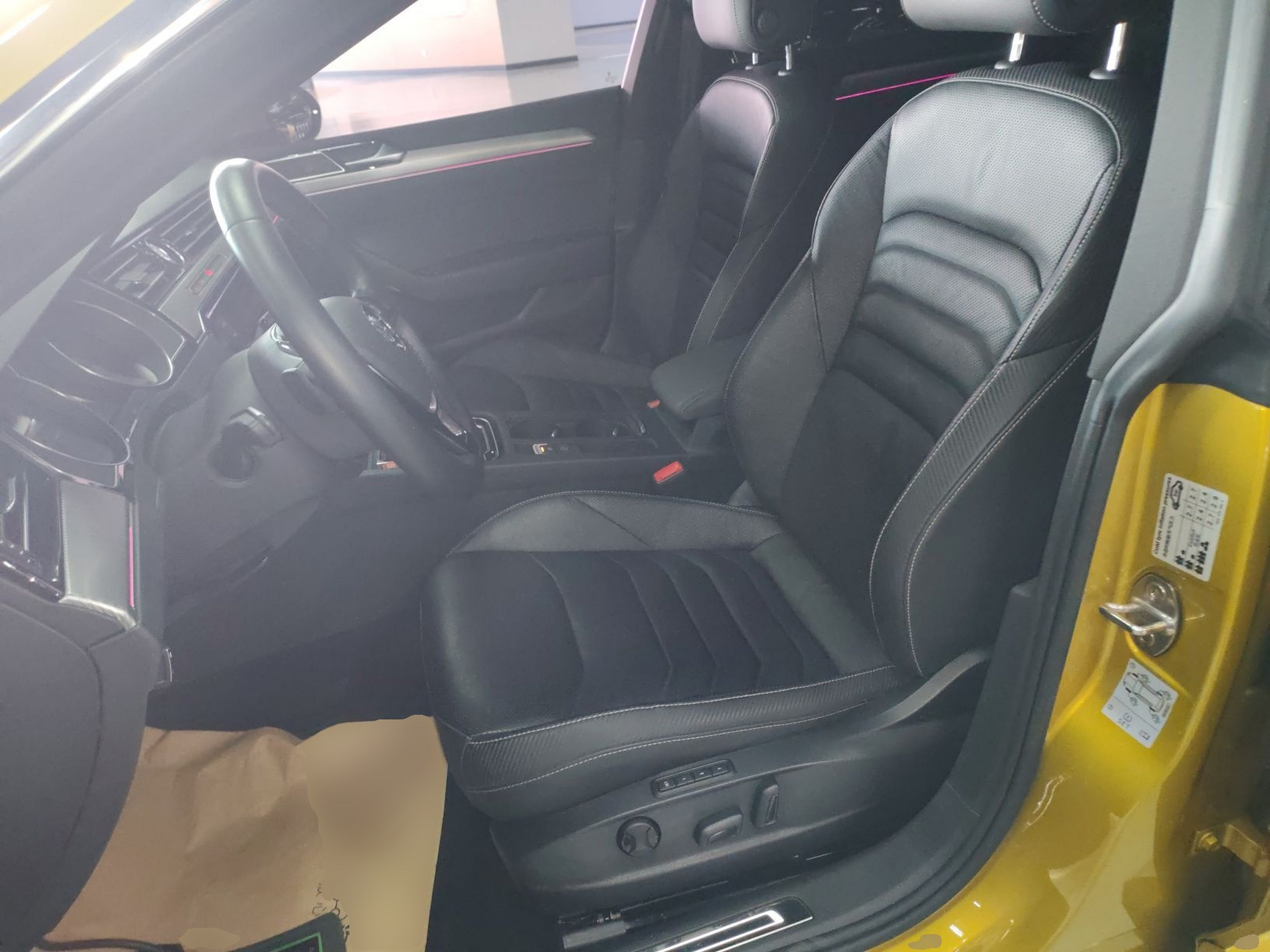 المقاعد الأمامية داخل السيارة