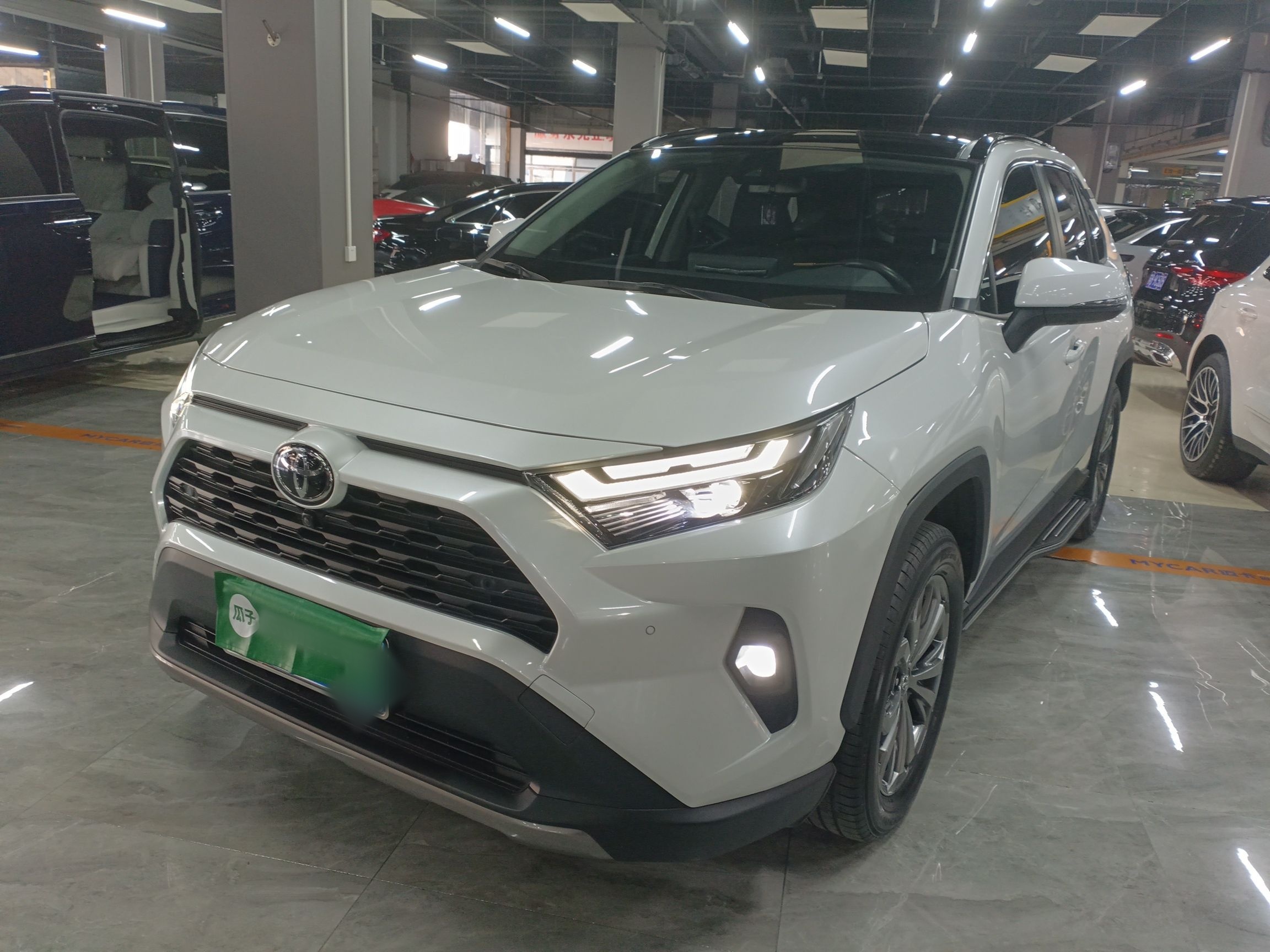 تحت مقدمة السيارة