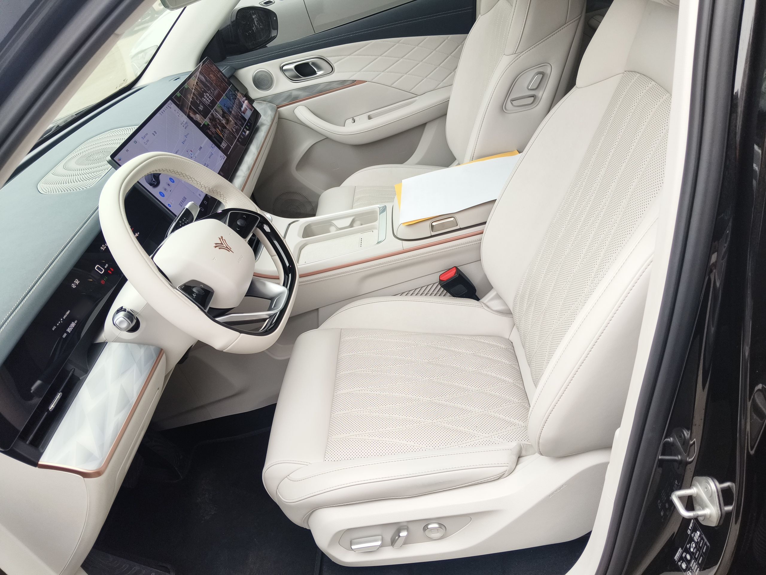 المقاعد الأمامية داخل السيارة