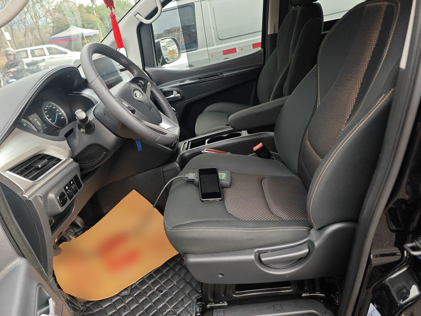 المقاعد الأمامية داخل السيارة