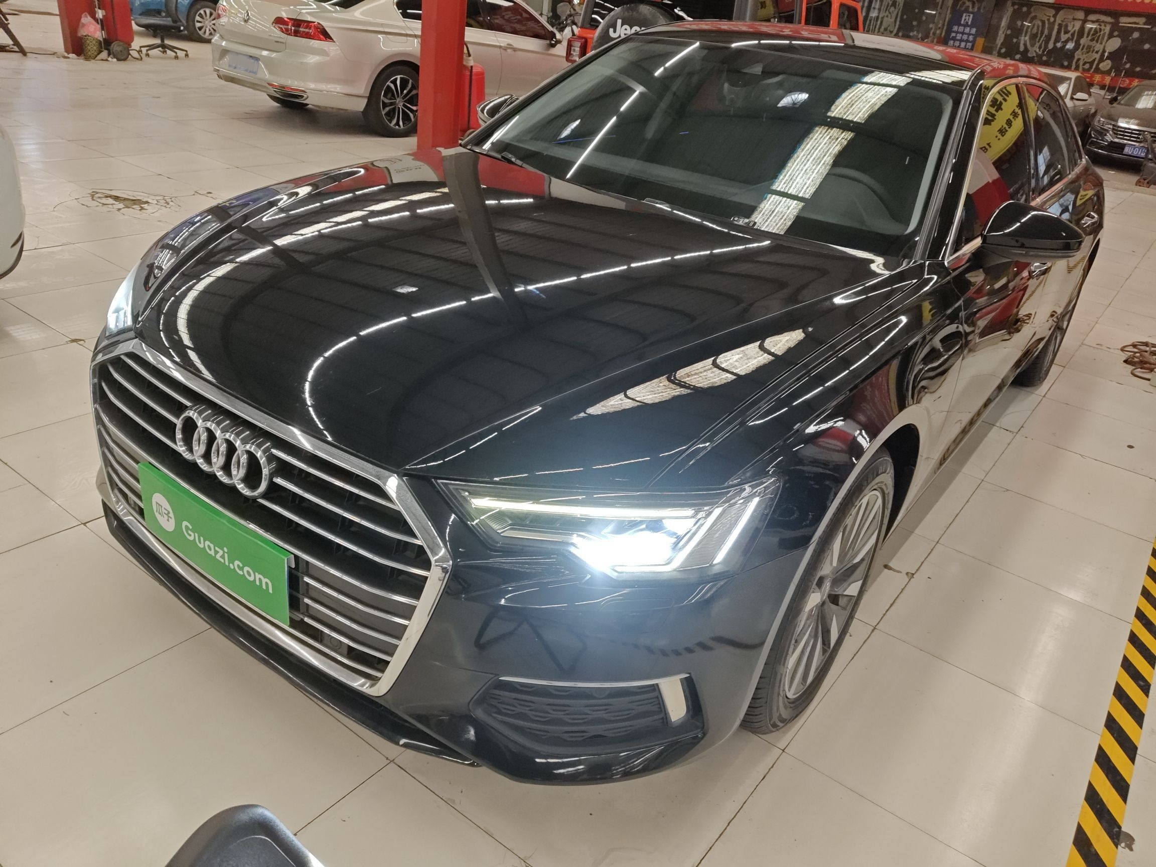 تحت مقدمة السيارة