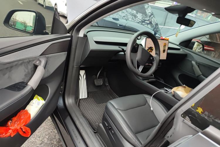 Used Tesla Model Y 2025 Long-Range All-Wheel-Drive Version
