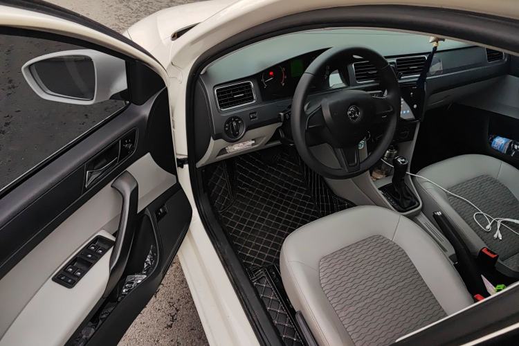 Used Skoda Rapid 2015 1.6L Automatic Smart Selection Model
