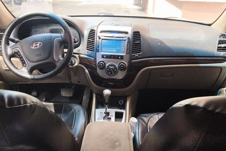 Used Hyundai Santa Fe Classic 2011 2.4 Comfort Edition 7-Seater Two-Wheel Drive Center Console