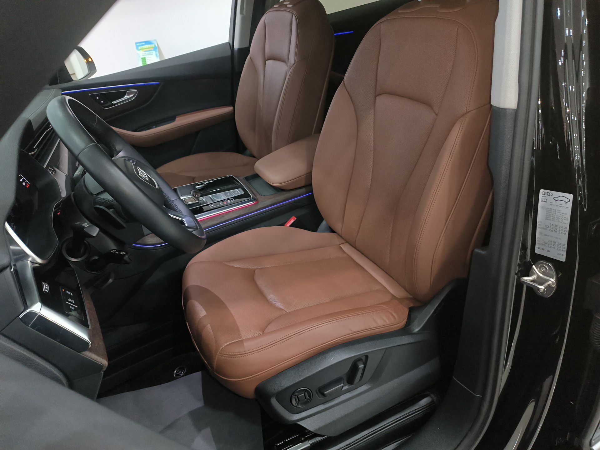 المقاعد الأمامية داخل السيارة