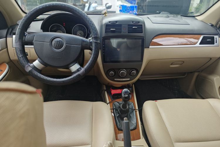 Used Buick Excelle 2011 1.6 LE-MT Center Console