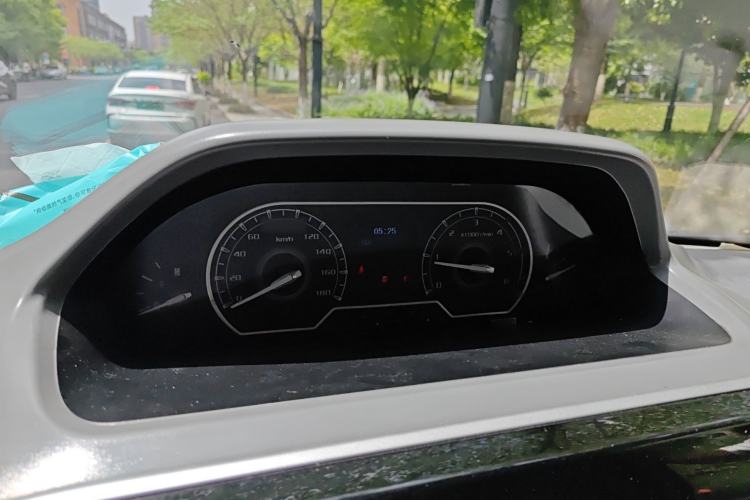 Used SAIC MAXUS Xintu V80 2021 2.0T Manual Classic City Delivery King Short Wheelbase Mid-Roof Design 3 Seats
