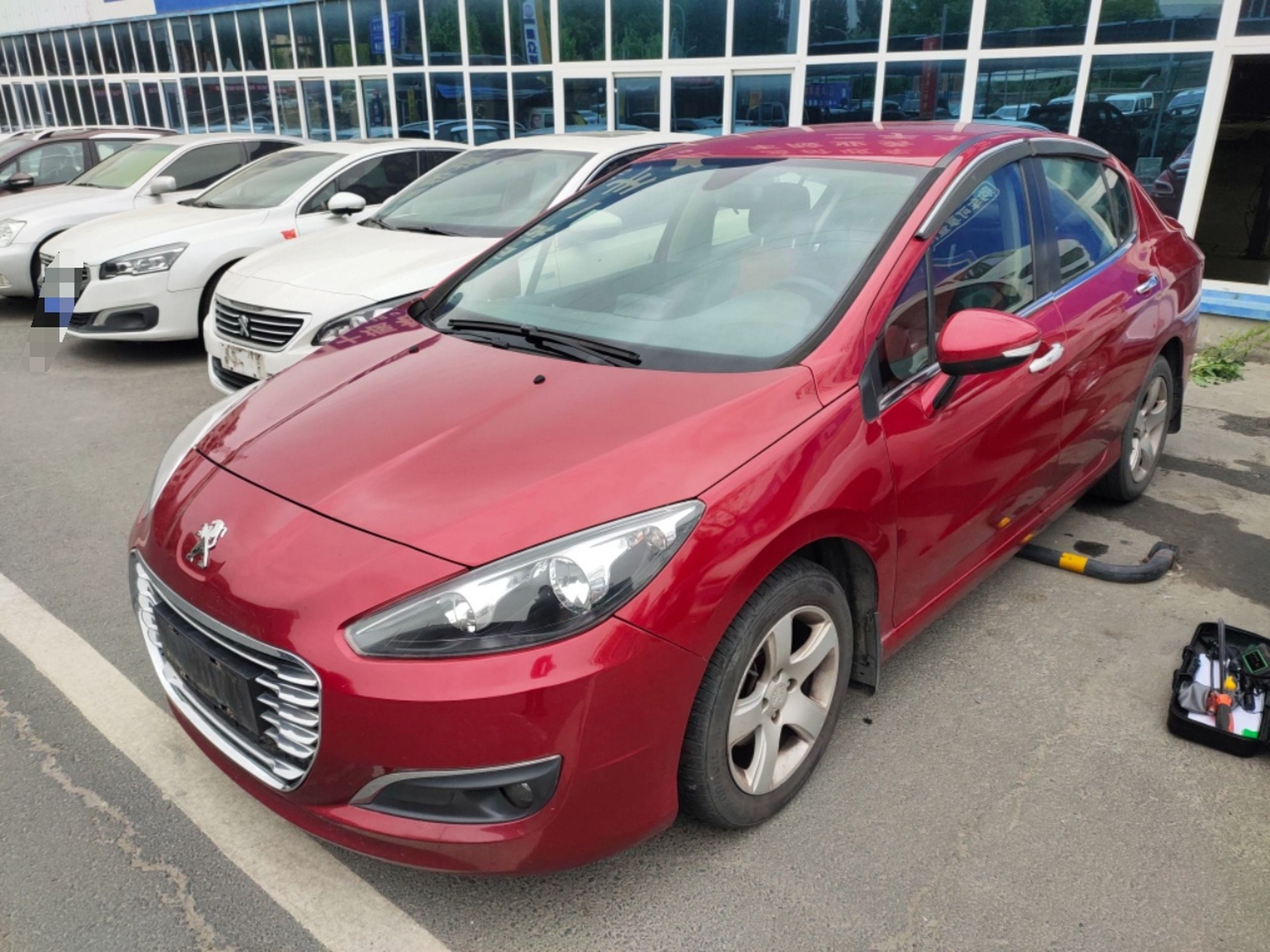 Под передней частью автомобиля