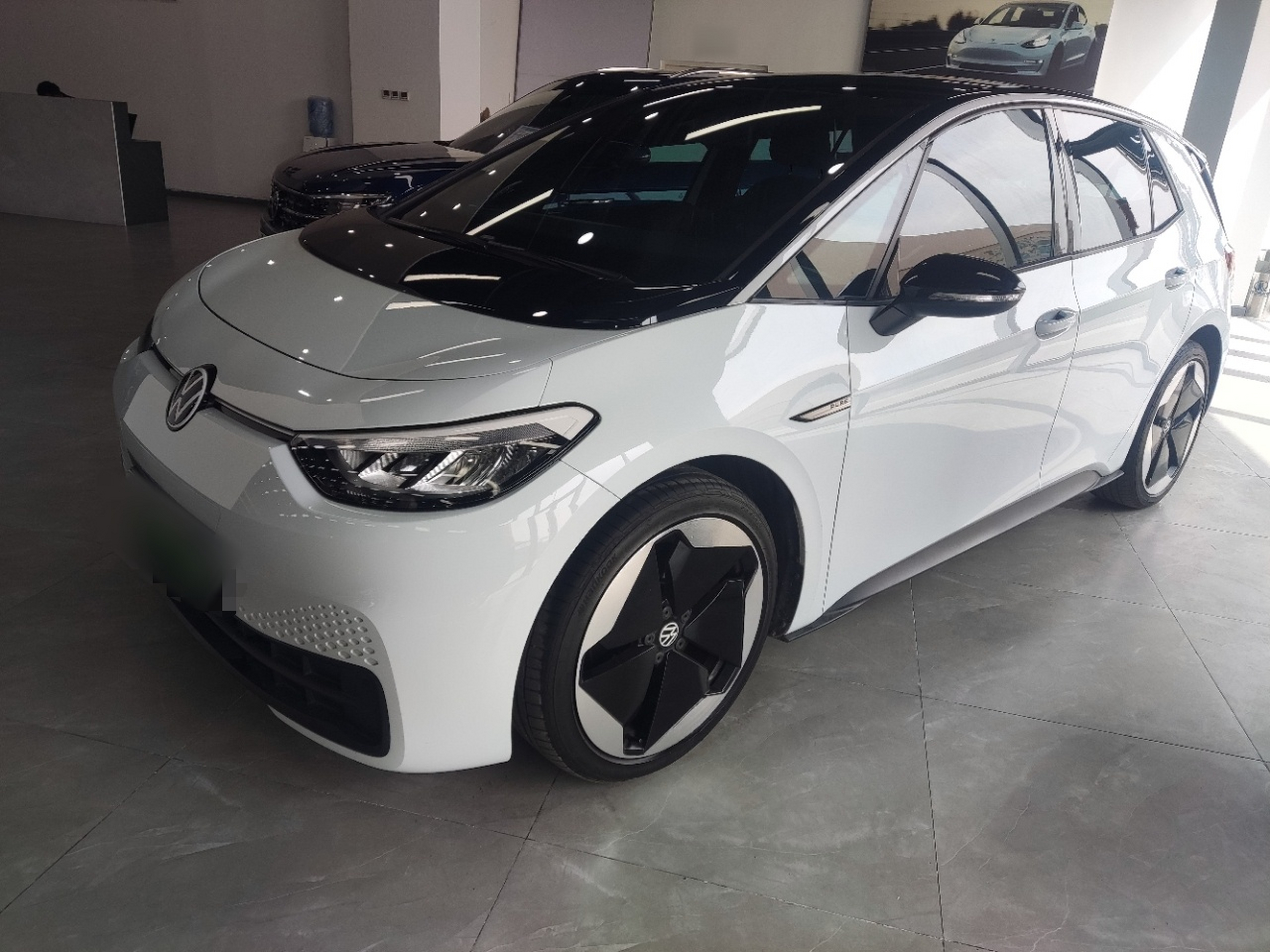 Под передней частью автомобиля