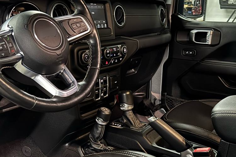 Used Jeep Wrangler 2019 2.0T Sahara Four-Door Version China VI Emission Standard
