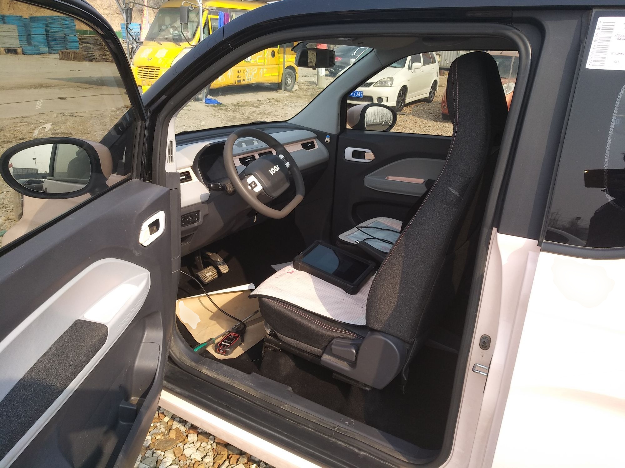 المقاعد الأمامية داخل السيارة