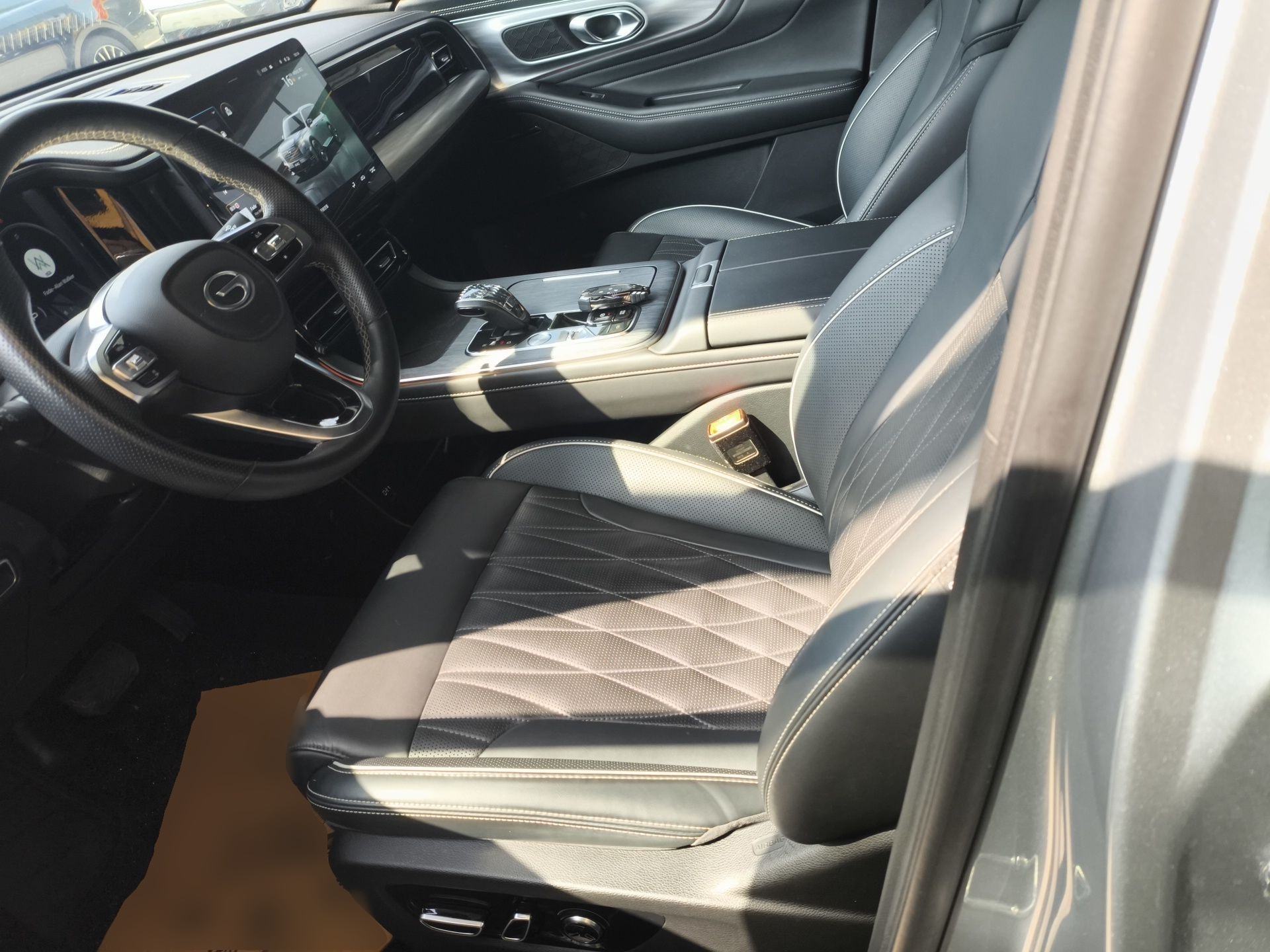 Переднее сиденье в автомобиле