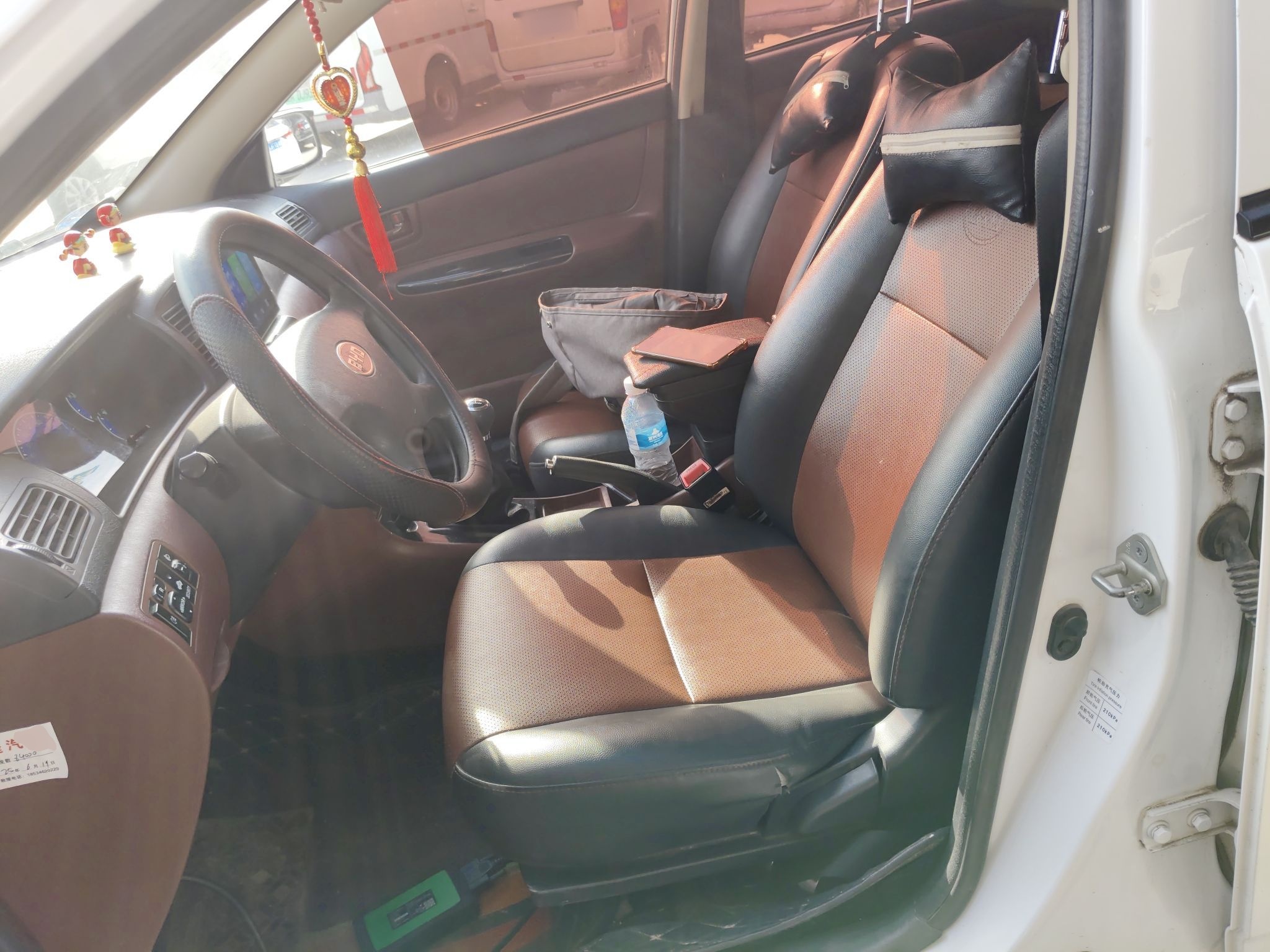 المقاعد الأمامية داخل السيارة