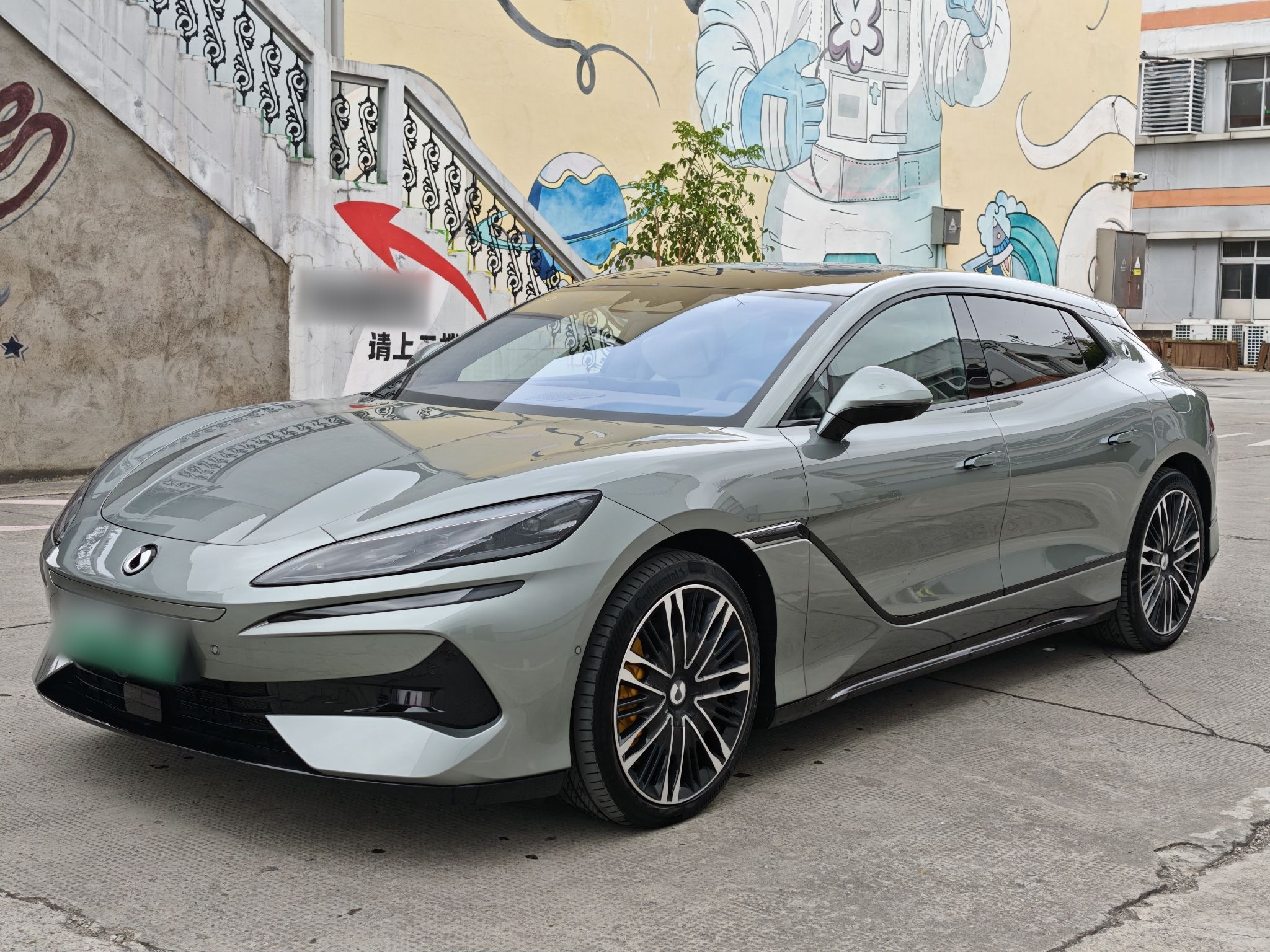 Под передней частью автомобиля