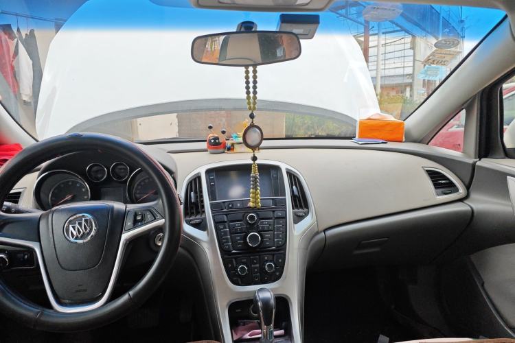 Used Buick GT 2013 XT 1.6L Automatic Fashion Edition Center Console