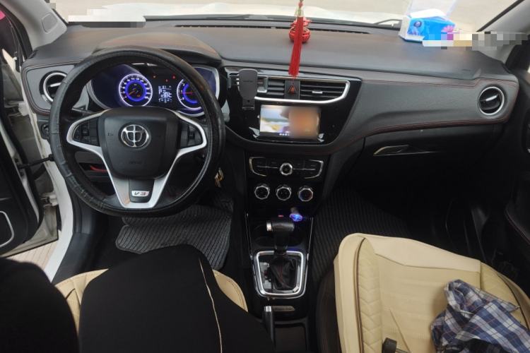 Used Brilliance V3 2016 1.5L Automatic Elite Model Center Console