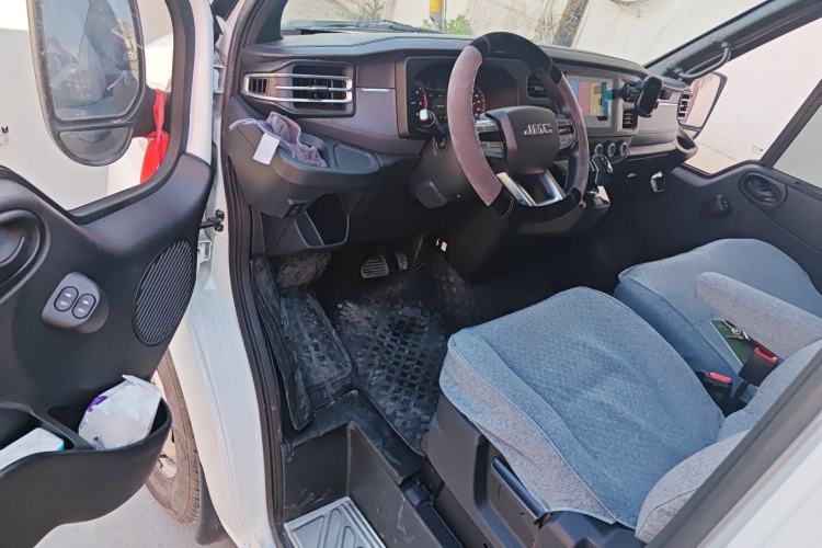Used JMC Fushun 2023 2.0T Automatic Short-Wheelbase Low-Roof Commercial Van 2/3 Seats with Dual-Opening Tailgate Driver Seat