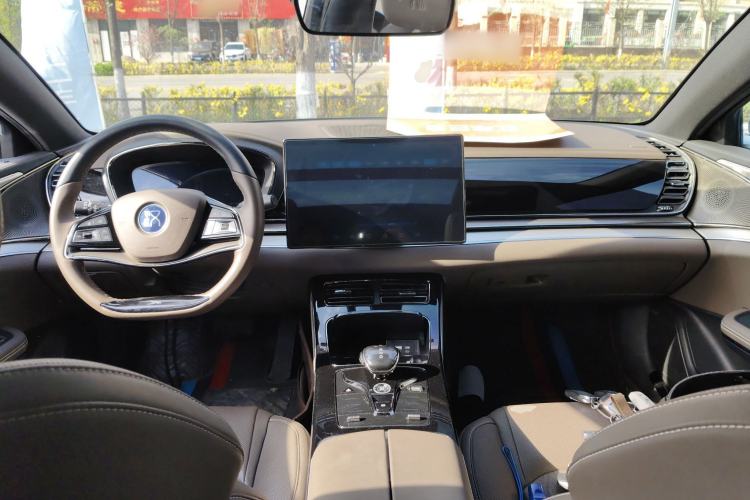 Used BYD Han 2022 EV Genesis Edition 715KM Front-Wheel-Drive Prestige Model Center Console