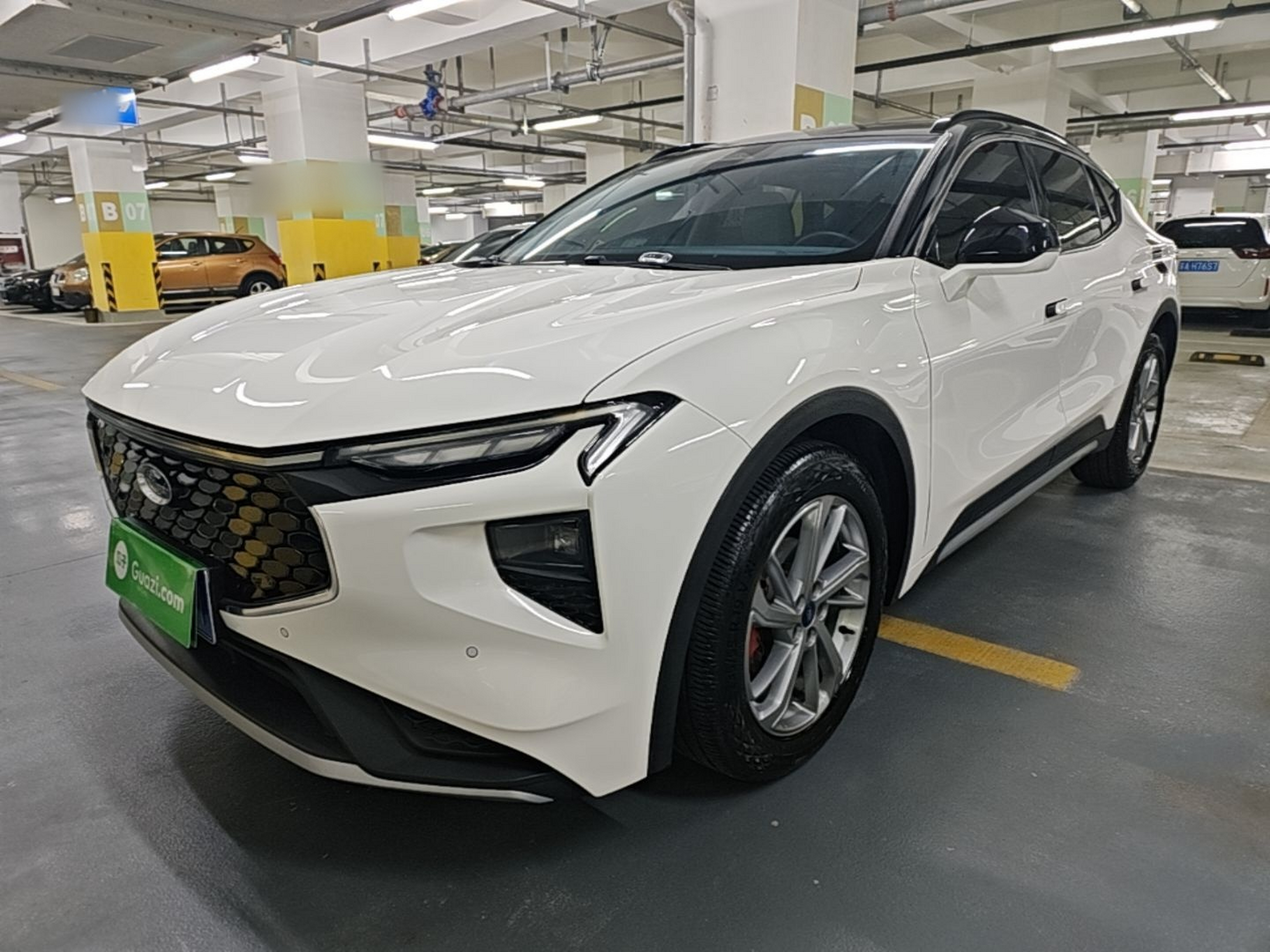 Под передней частью автомобиля